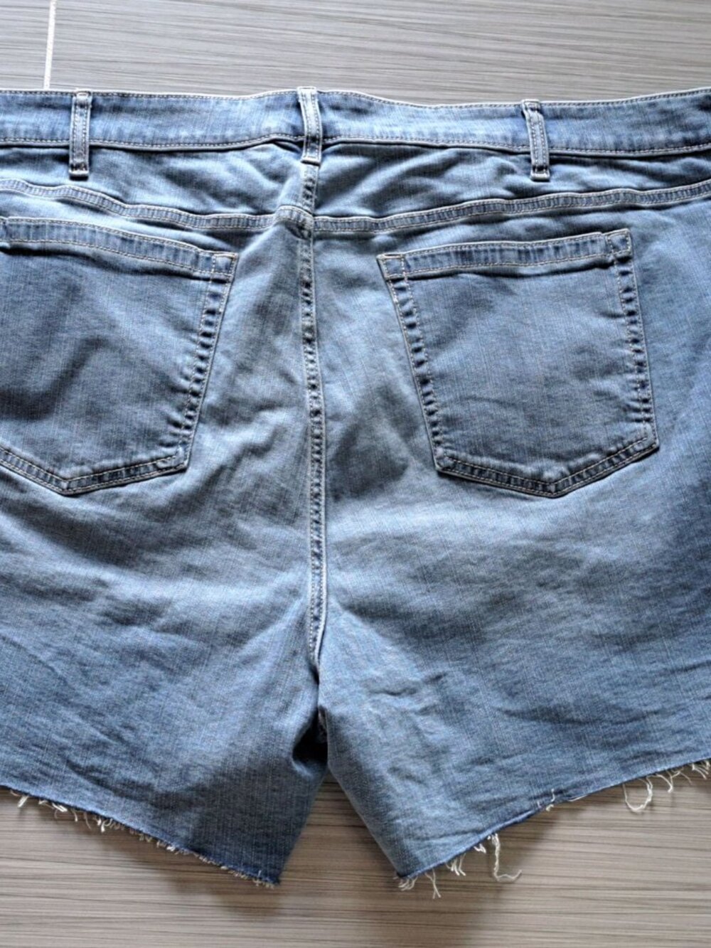 New Torrid Womens Size 26 5" Mid-Rise Denim Shorts Studded Sides Frayed Hem - Picture 5 of 8